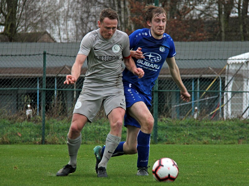 Foto: Vangrunderbeek en Vranckx strijden om de bal. (© foto Jeroen Goolaerts)