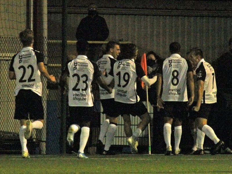 Foto: Sporting viert het winnende doelpunt van Arno Claes. (© foto Jeroen Goolaerts)