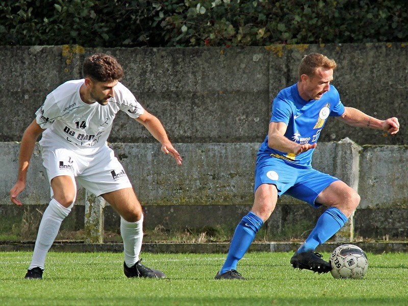 Foto: Vangrunderbeek schermt de bal af voor De Boeck. (© foto Jeroen Goolaerts)