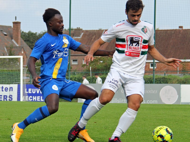 Foto Omer Hakizimana zit bezoeker Ward Heyvaert op de hielen.