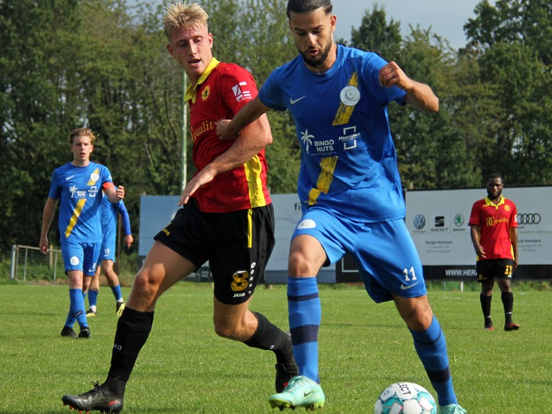 Foto: Brusk Er gaat thuisspeler Senne Camermans voorbij. (© foto Jeroen Goolaerts)