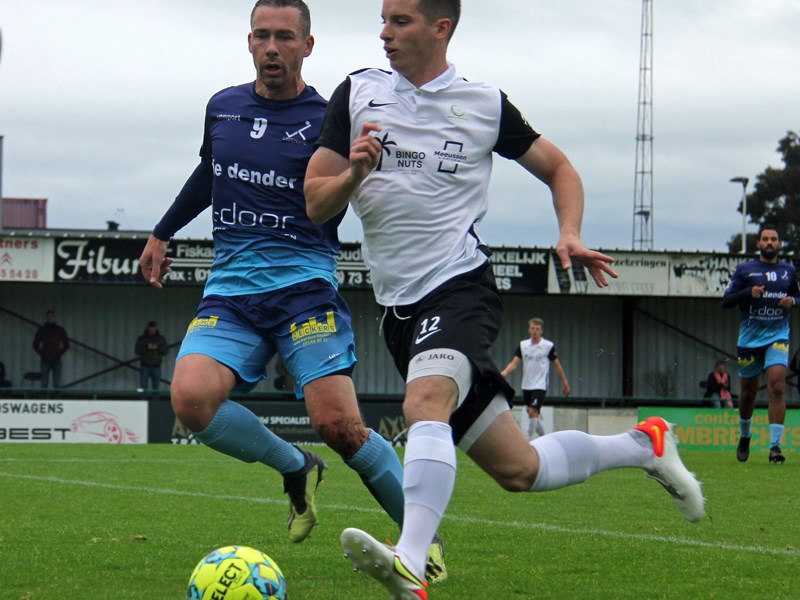 Foto: Thomas Desmet gaat bezoeker Steve Desaegher voorbij. (© foto Jeroen Goolaerts)