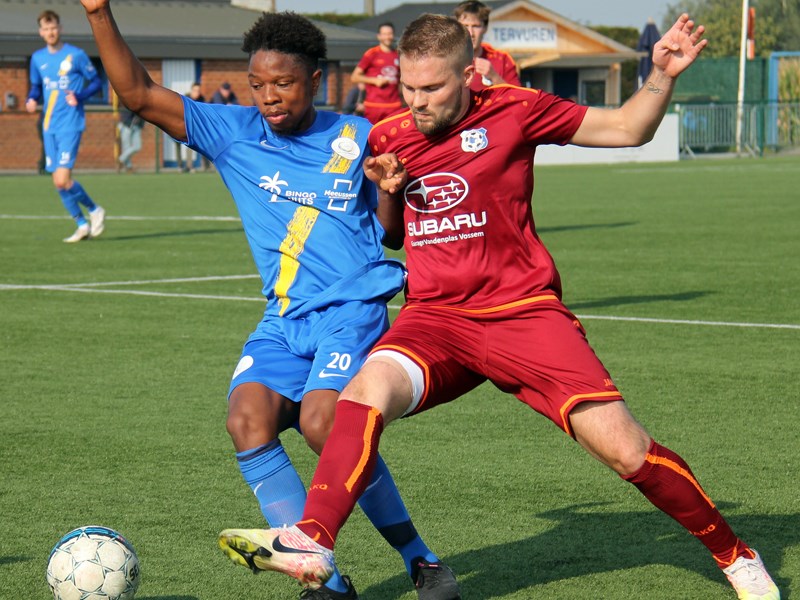 Foto: Allan De Smidt, hier in duel met Sebastien Pirotte, zorgde voor de 0-3.