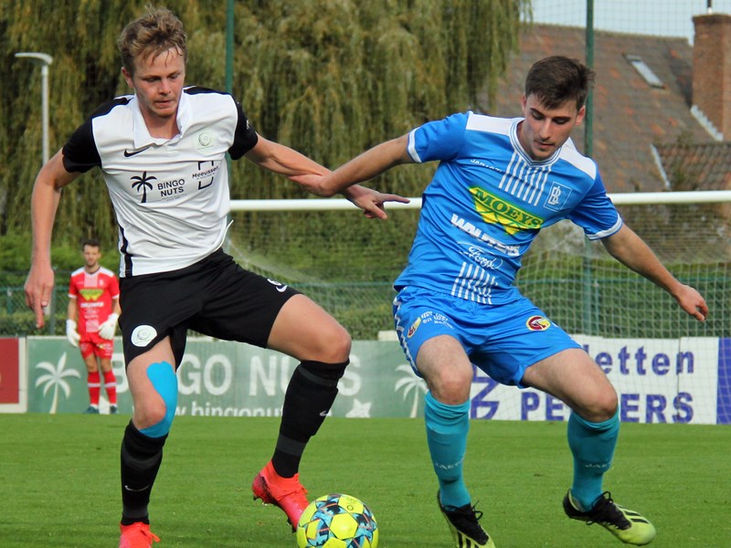 Foto: Een duel tussen Niels Heyvaert en Cédric Van Malcot. (© foto Jeroen Goolaerts)