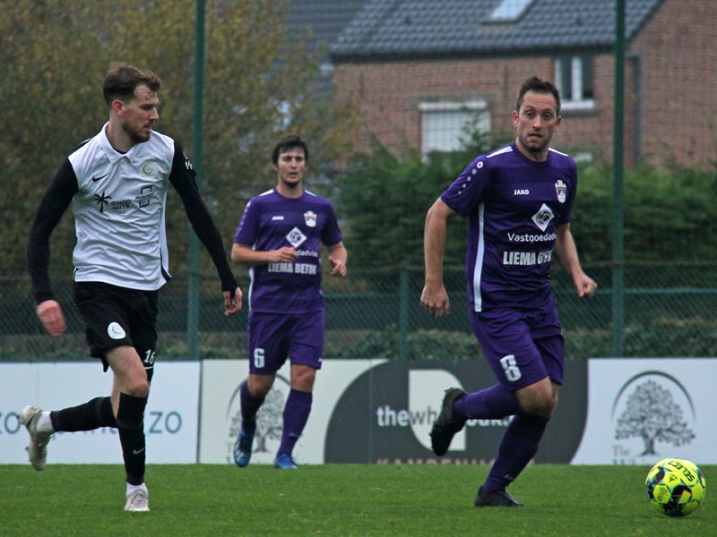 Foto: Maxime Janssens, die de 1-0 scoorde, zit Celis op de hielen. (© foto Jeroen Goolaerts)