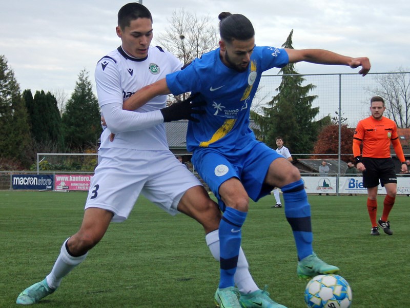 Foto: Er schermt de bal af voor Van Keyenberg. (© foto Jeroen Goolaerts)