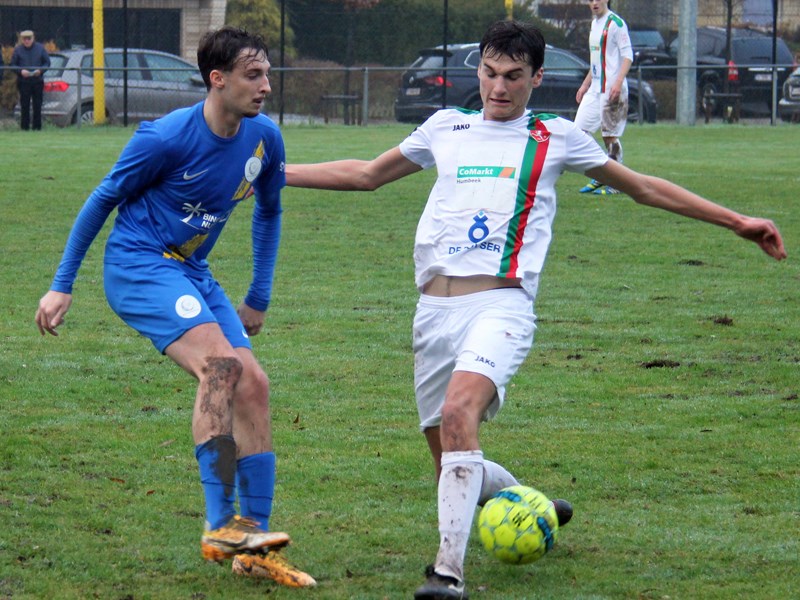 Marten Ansoms gaat in duel met Thomas Laureys. (© foto Jeroen Goolaerts)