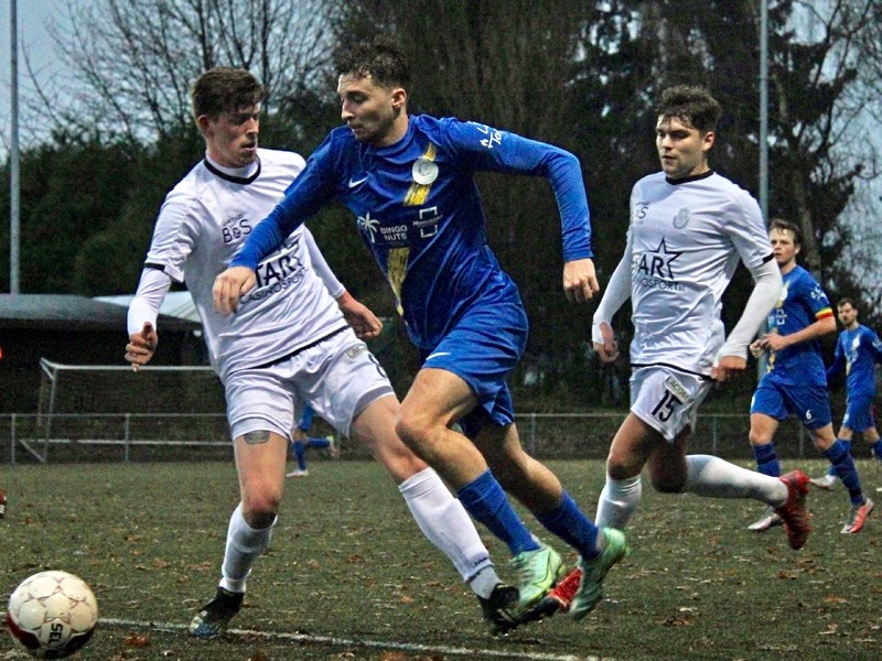 Ansoms zet zich door tussen Emmeregs en Van Himst. (© foto Jeroen Goolaerts)