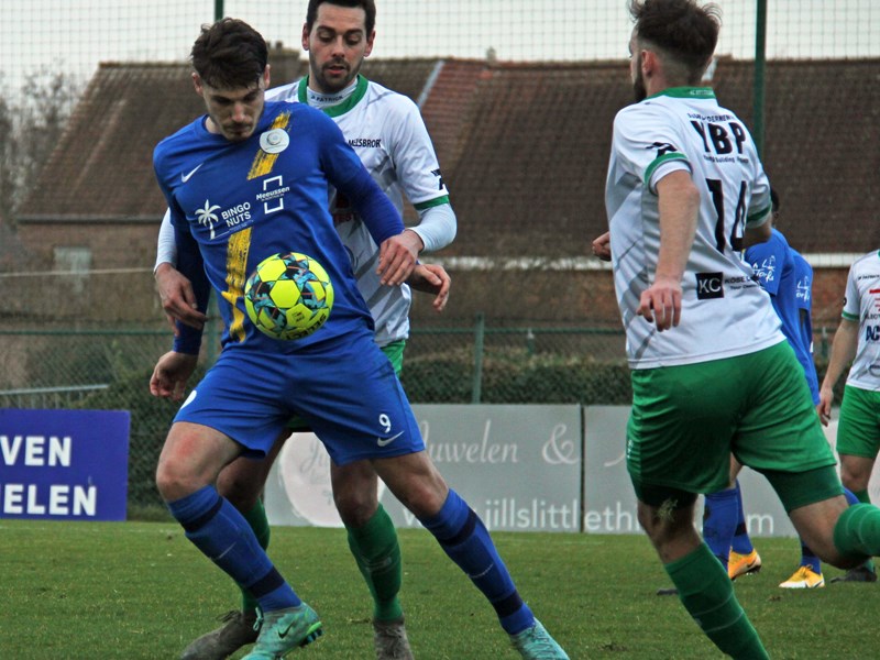 Roekens wordt geschaduwd door Noë en Meftah. (© foto Jeroen Goolaerts)