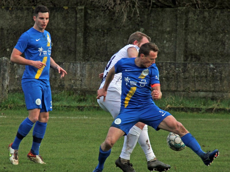 Foto: Vangrunderbeek gaat in duel met Verleysen. (© foto Jeroen Goolaert)