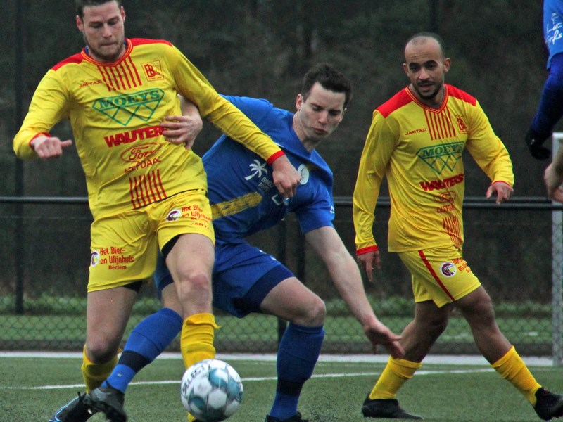 Een opzittende Desmet stopt thuisspeler Piret af. (© foto Jeroen Goolaerts)