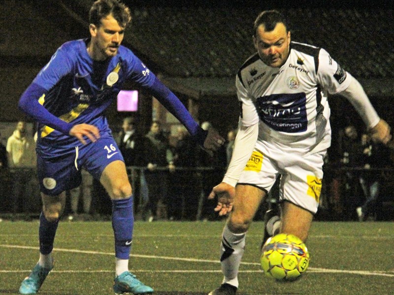 Maxime Janssens en Jonas Philips strijden om de bal. (© foto Jeroen Goolaerts)