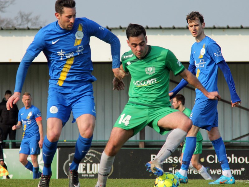 Matchwinnaar Robby Vanhamel gaat in duel met Nabil Rabhi. (© foto Jeroen Goolaerts)