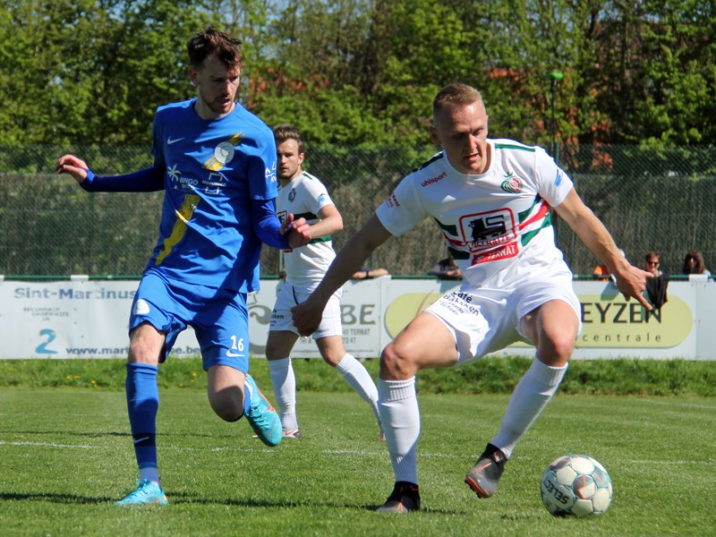 Maxime Janssens in duel met Matthias Crauwels. (© foto Jeroen Goolaerts)