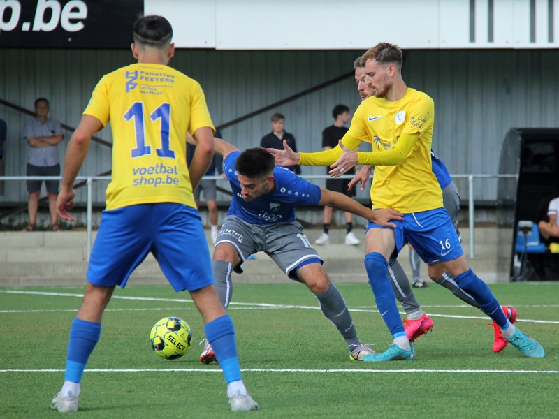 Maxime Janssens gaat in duel met Beau Struyf, Brusk Er kijkt toe. (© foto Jeroen Goolaerts)