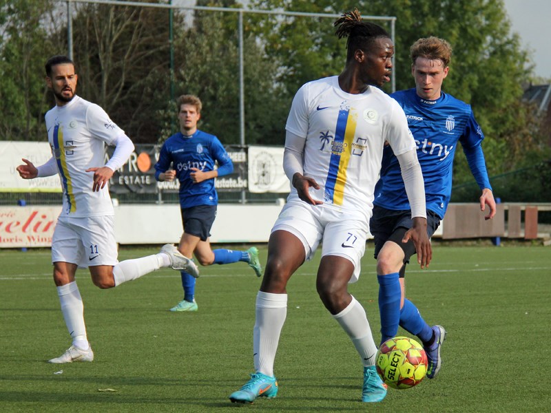 Mbey Epolo, met Van Der Auwera in de rug, scoorde z’n eerste doelpunt voor Sporting. (© foto Jeroen Goolaerts)