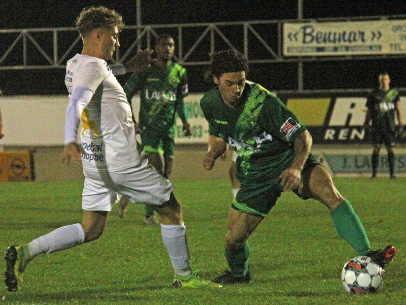 Dino Jonckheere gaat in duel om de bal. (© foto Jeroen Goolaerts)