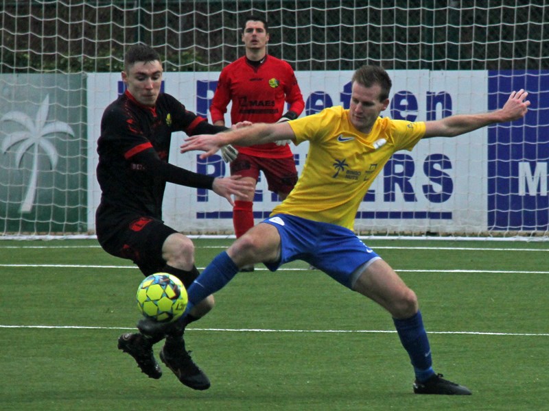 Maxim Put probeert zich door te zetten met de rug naar doel. (© foto Jeroen Goolaerts)