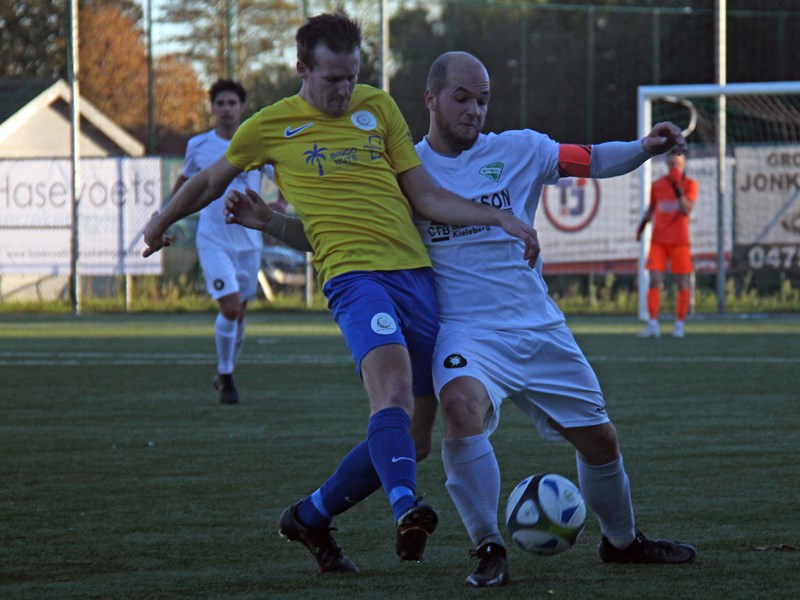 Maxim Put in een duel met thuisspeler Reindert Berger. (© foto Jeroen Goolaerts)