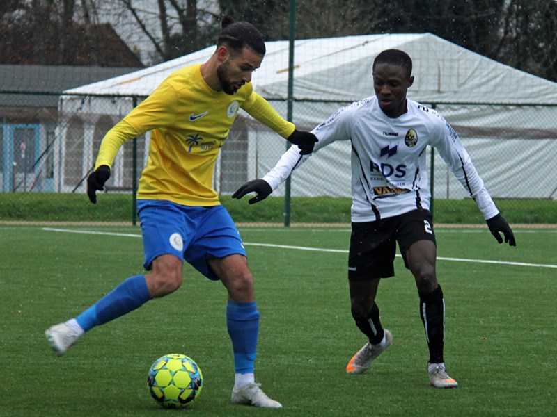 Brusk Er schermt de bal af voor bezoeker Mansaray. (© foto Jeroen Goolaerts)
