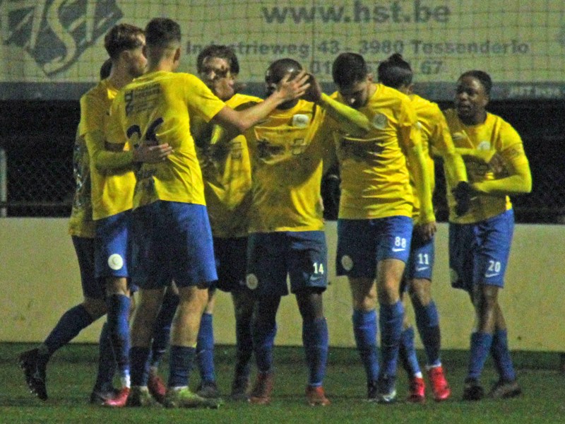 Dolle vreugde na het winnende doelpunt van Er. (© foto Jeroen Goolaerts)