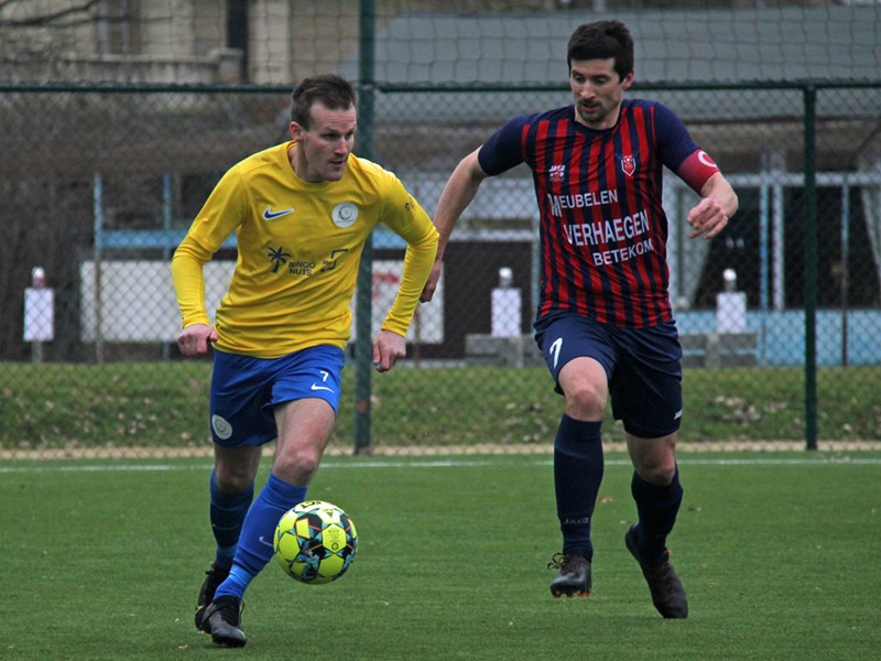 Maxim Put trekt een spurtje met bezoeker Kevin Janssens. (© foto Jeroen Goolaerts)