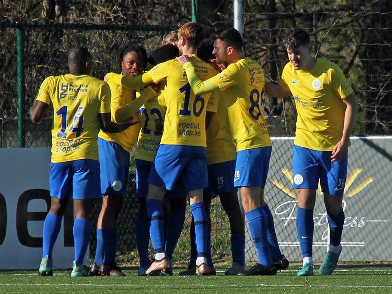 Dolle vreugde na de 2-0 van Tom Goovaerts. (© foto Jeroen Goolaerts)