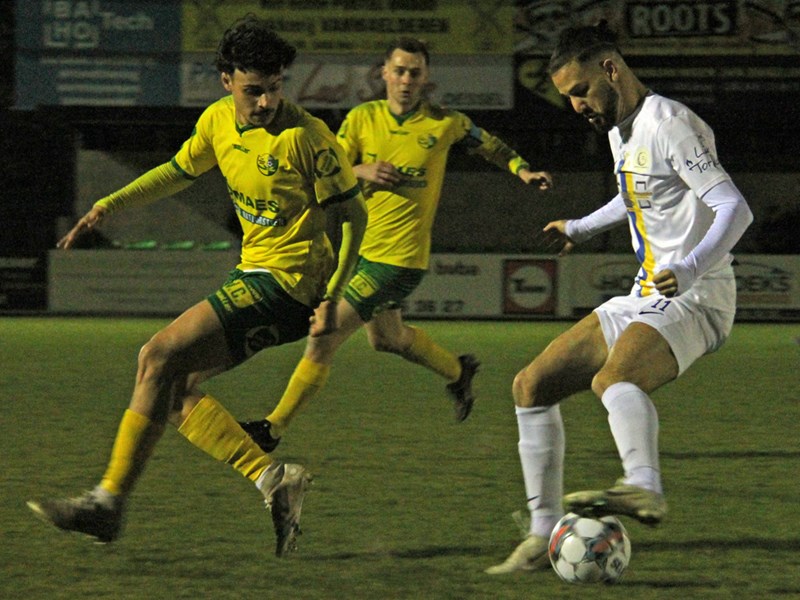 Brusk Er houdt twee thuisspelers aan de praat. (© foto Jeroen Goolaerts)