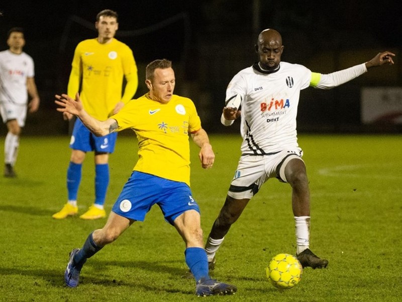 Aanvoerder Nik Vangrunderbeek zet zich door. (© foto Guy Meurs)