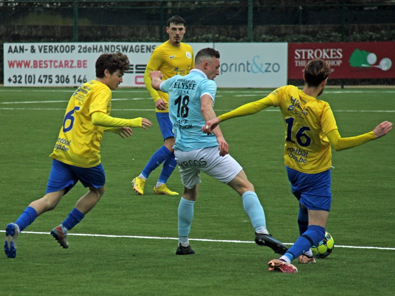Niels Vaesen en Maxime Janssens zetten Martijn Stefani onder druk. (© foto Jeroen Goolaerts)