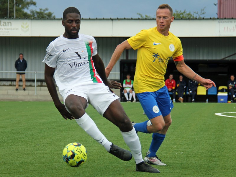 Nik Vangrunderbeek moest geblesseerd van het veld. (© foto archief Jeroen Goolaerts)