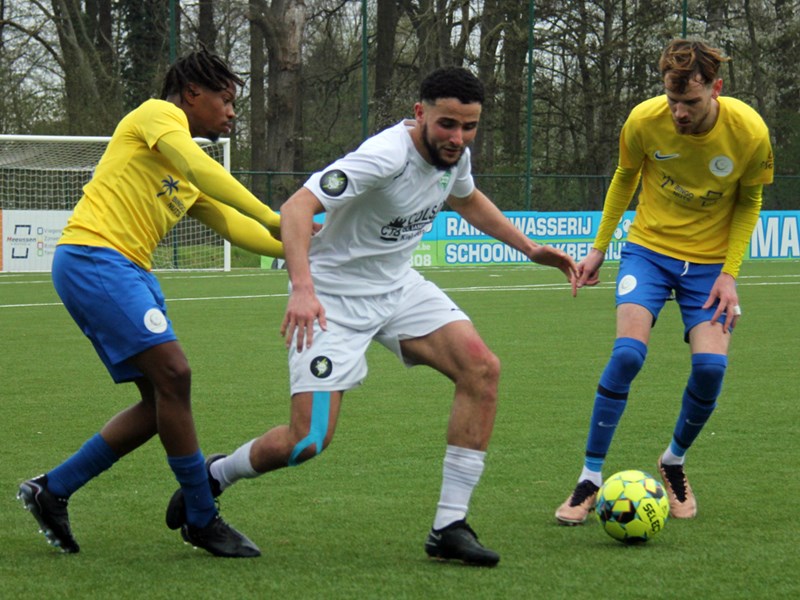 Allan De Smidt en Maxime Janssens zetten Zakaria El Mansouri onder druk. (© foto Jeroen Goolaerts)