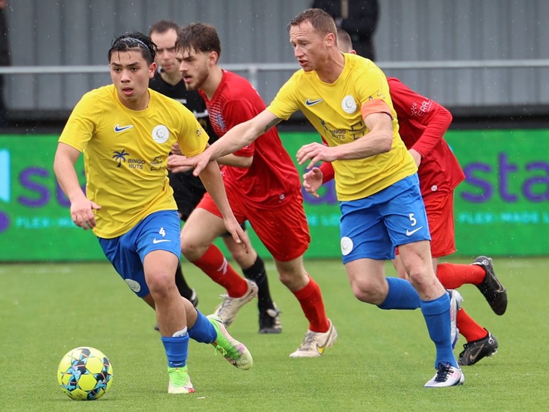 Samuel Sanchez en Nik Vangrunderbeek brengen een aanval op gang. (© foto Jorghé Van Hecke)