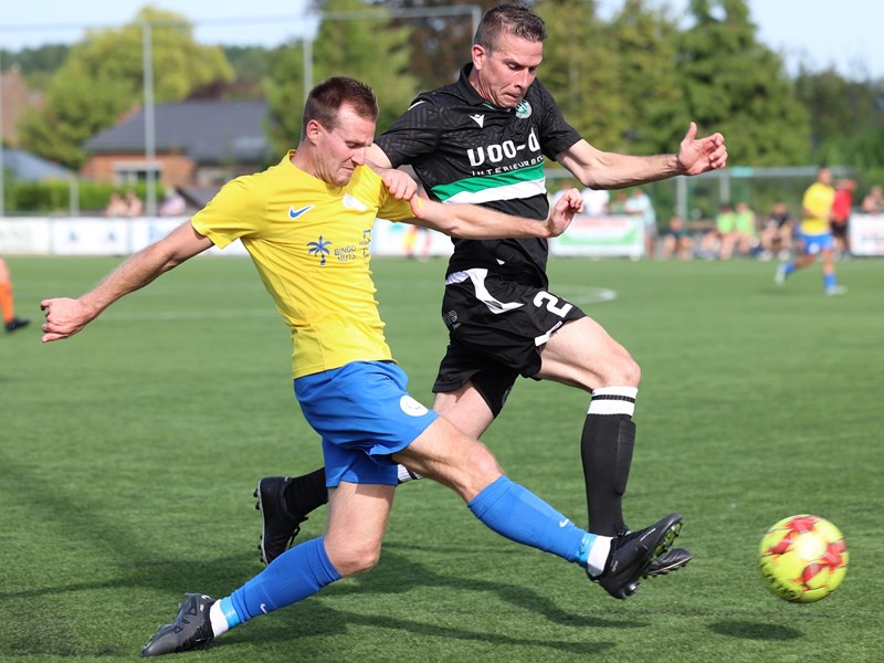 Foto: Een stevig duel tussen Maxim Put en Bart Bevernage. (© foto Jorghé Van Hecke)