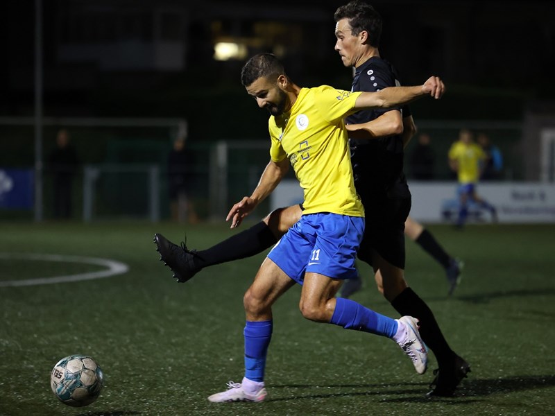 Brusk Er had pech met een vrije trap tegen de lat. (© foto Jorghé Van Hecke)