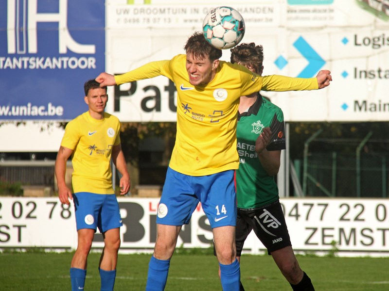 Arnaud Romedenne kopt de bal weg voor Nuno Van Nerom. (© foto Jeroen Goolaerts)