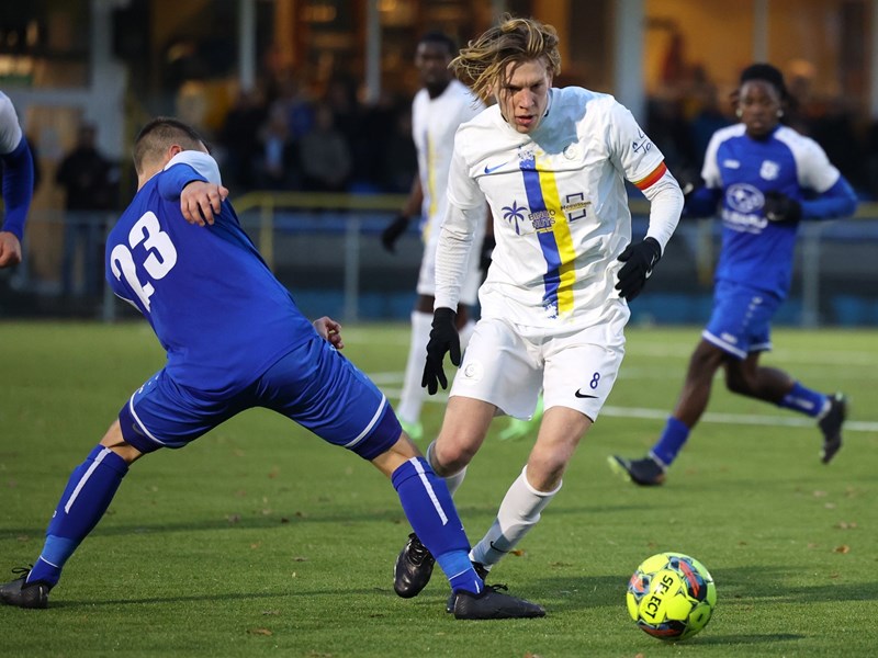 Aanvoerder Tom Goovaerts gaat Tibo Janssens voorbij. (© foto Jorghé Van Hecke)