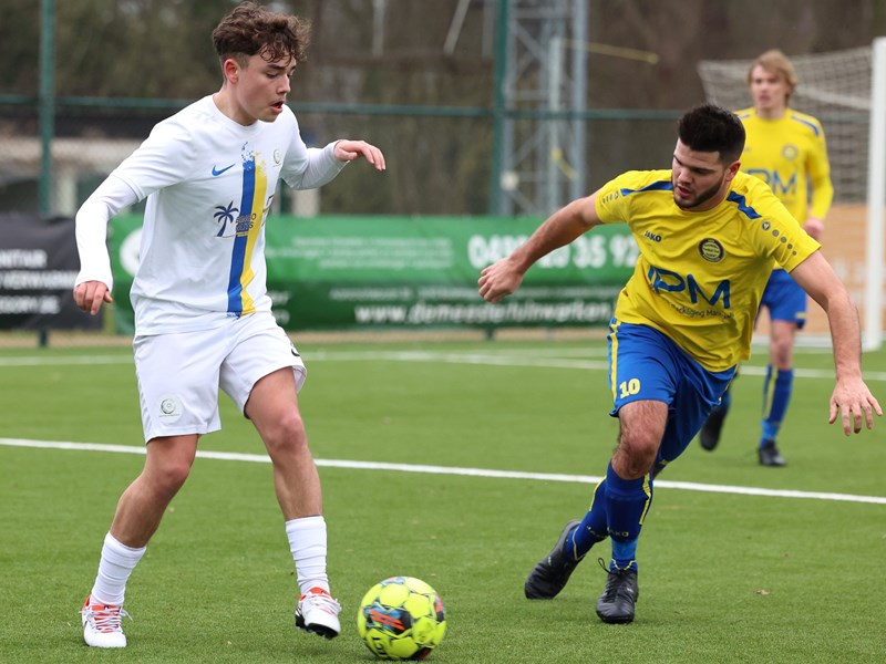 Uitblinker Niels Vaesen gaat voorbij Jaan Larivière. (© foto Jorghé Van Hecke)