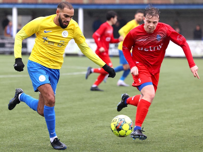 Yassine Gasmi gaat thuisspeler Siemen Geens voorbij. (© foto Jorghé Van Hecke)