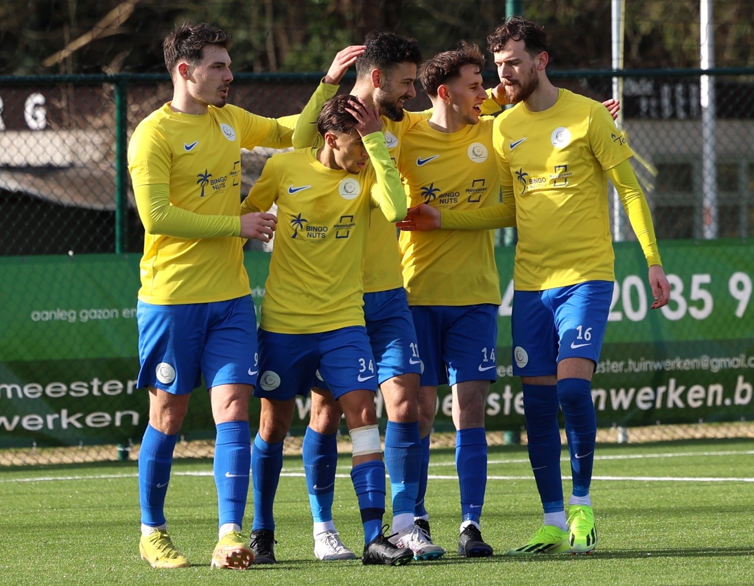 Geel-blauw scoorde vijf keer tegen Mazenzele Opwijk. (© foto Jorghé Van Hecke)