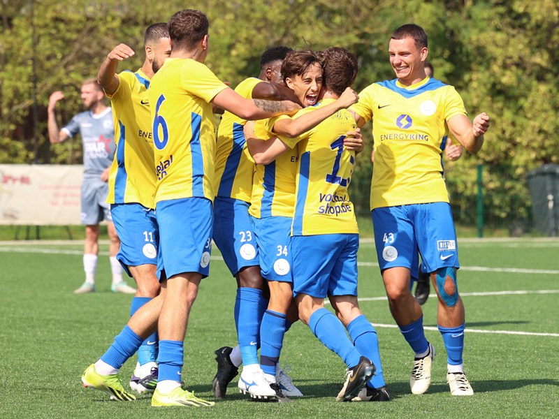 Mo Azdad (midden) scoorde meteen twee keer. (© foto Jorghé Van Hecke)