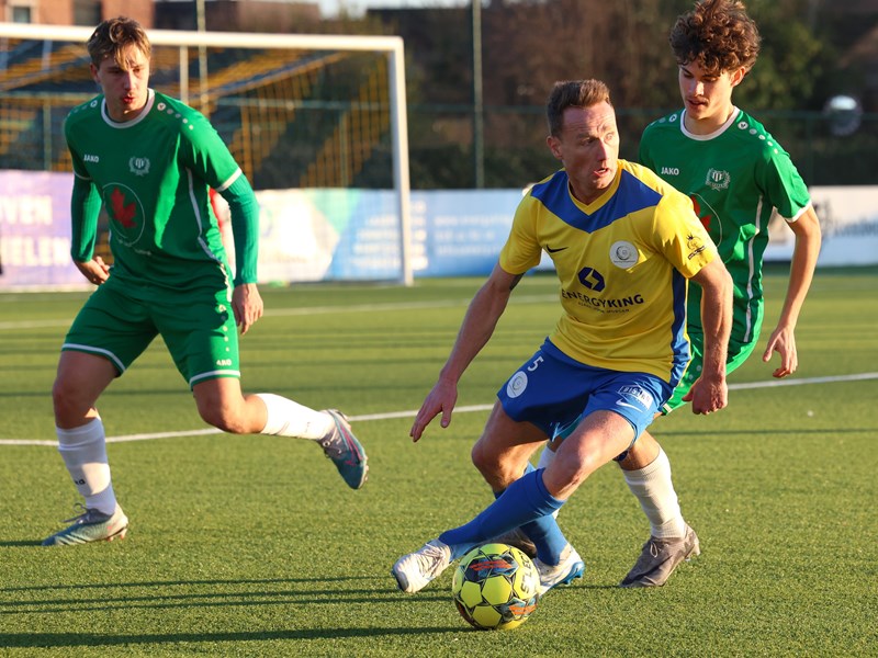 Nik Vangrunderbeek houdt twee bezoekers af. (© foto Jorghé Van Hecke)