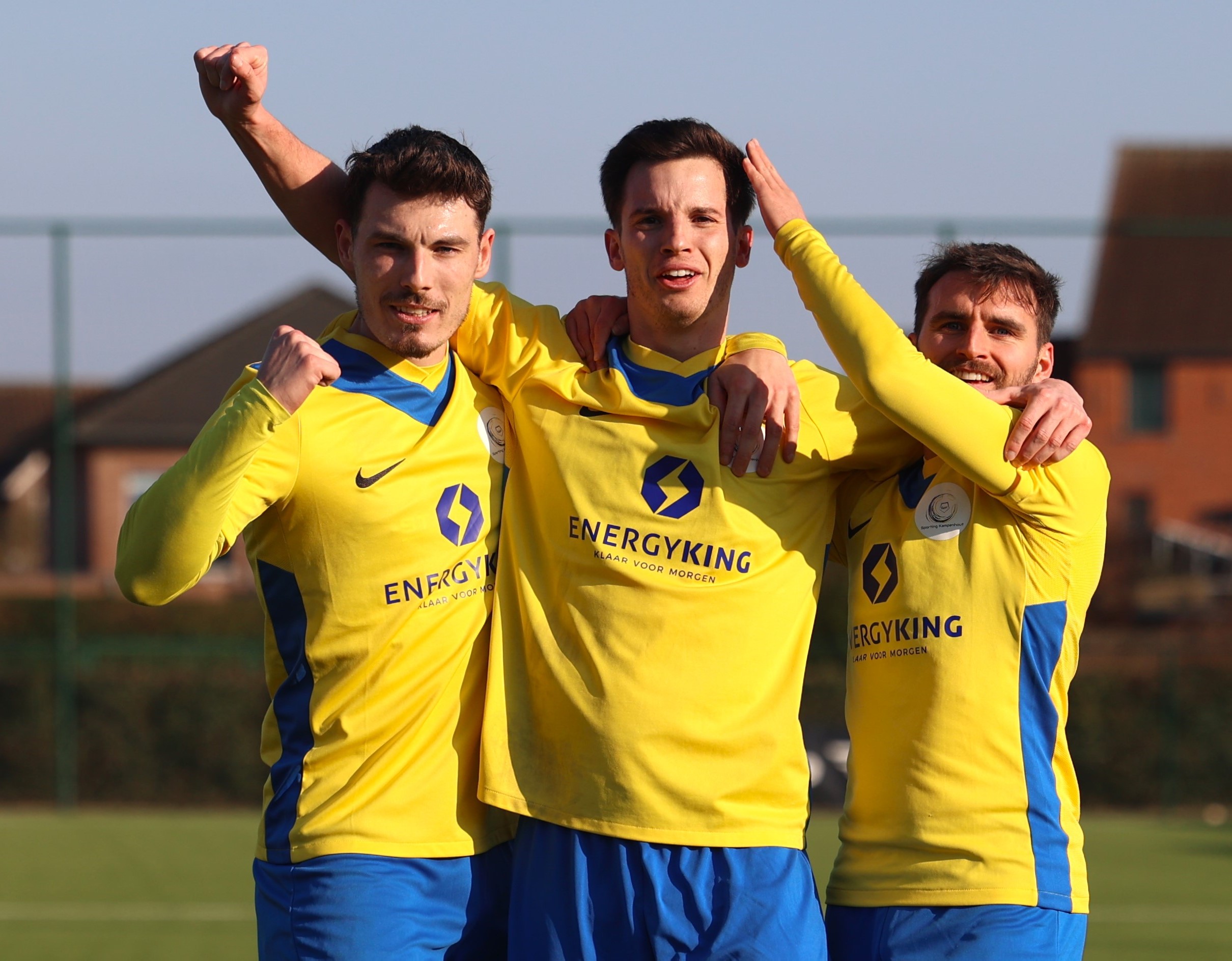 De drie doelpuntenmakers van de eerste helft aan het feest. (© foto Jorghé Van Hecke)