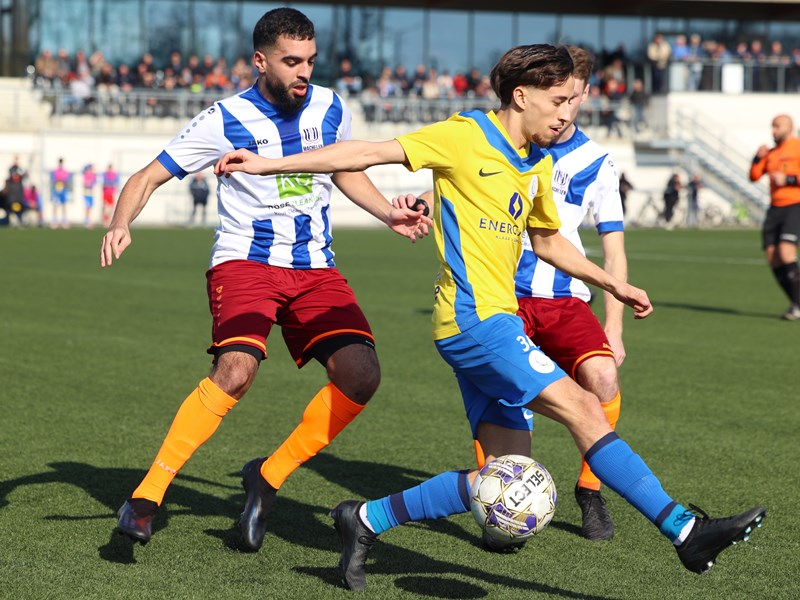 Mohamed Azdad gaat voorbij thuisspeler Ayman El Assaoui. (© foto Jorghé Van Hecke)