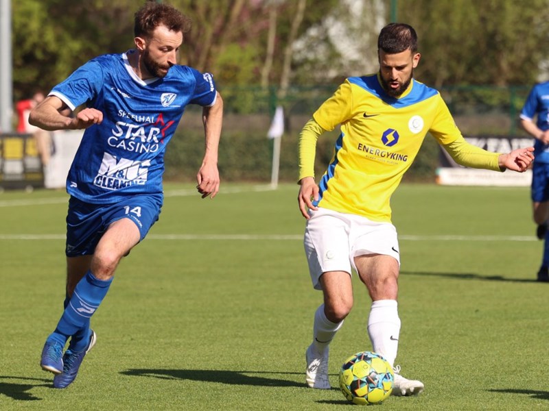 Brusk Er probeert Lenny Noë voorbij te gaan. (© foto Jorghé Van Hecke)