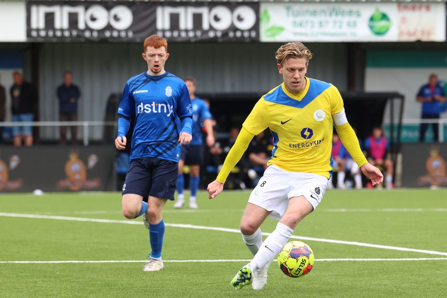 Aanvoerder Tom Goovaerts met Kasper Mertens in de rug. (© foto Jorghé Van Hecke)