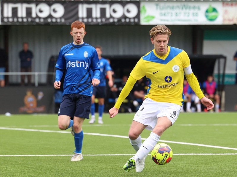 Aanvoerder Tom Goovaerts met Kasper Mertens in de rug. (© foto Jorghé Van Hecke)