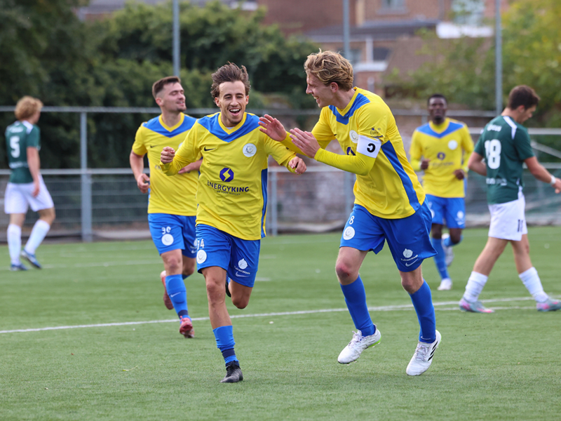 Matchwinnaar Mo Azdad wordt gefeliciteerd door aanvoerder Tom Goovaerts. (© foto Jorghé Van Hecke)