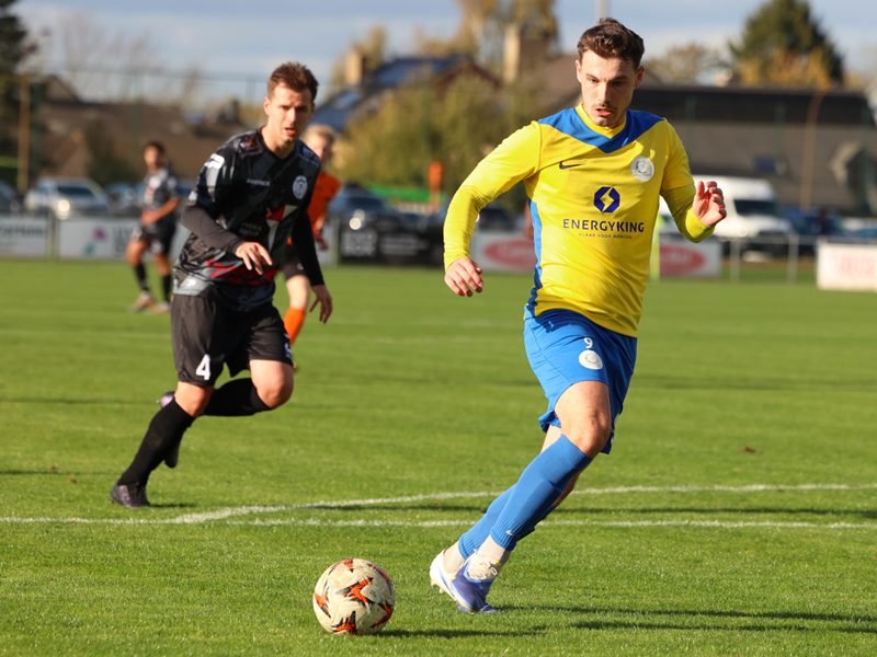 Brian Roekens zag de thuisdoelman zijn strafschop redden. (© foto Jorghé Van Hecke)