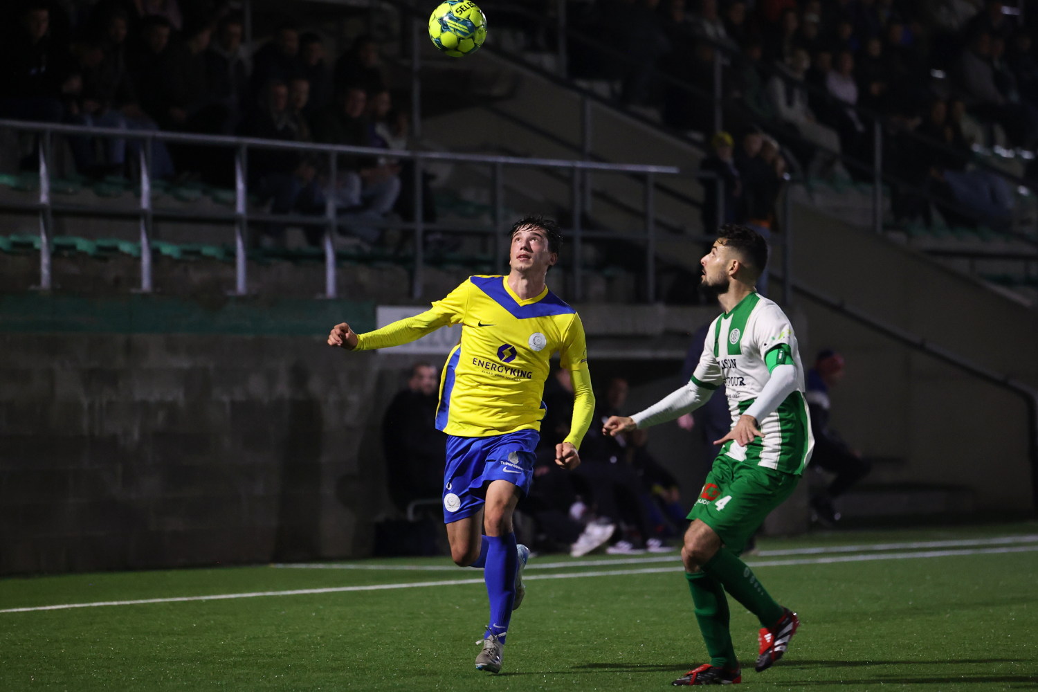 Daan Straetmans probeert voorbij thuisspeler Jeroen Michiels te gaan. (© foto Jorghé Van Hecke)